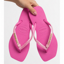 Chinelo Feminino com Glitter e Pingentes Elegante